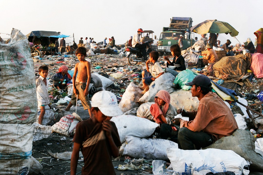 Kambodscha, Phnom Penh, Muell,  Menschen, KInder suchen nach recyclebarem Material, Stoeung  Mean Chey, Muellhalde, dump, trash, suchen im Muell, Muellabfuhr, Cambodia