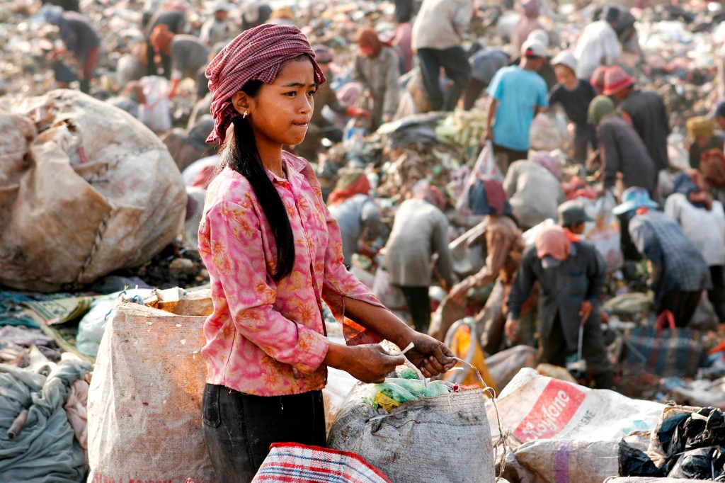 Muell recyclebarem Material Stoeung  Mean Chey  Phnom  Penh Kambodscha  Muellhalde dump trash menschen Kinder suchen im Muell Muellauto Muellabfuhr  Cambodia
