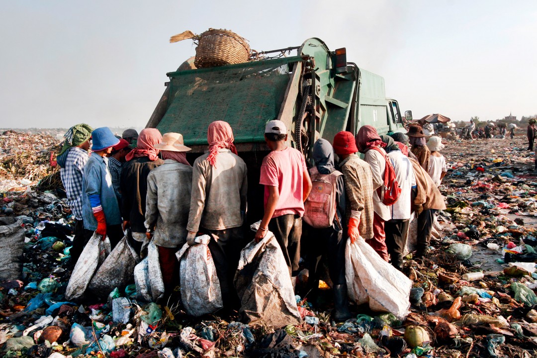 Kambodscha, Phnom Penh, Muell,  Menschen, KInder suchen nach recyclebarem Material, Stoeung  Mean Chey, Muellhalde, dump, trash, suchen im Muell, Muellabfuhr, Cambodia