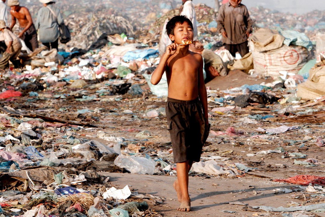 Muell recyclebarem Material Stoeung  Mean Chey  Phnom  Penh Kambodscha  Muellhalde dump trash menschen Kinder suchen im Muell Muellauto Muellabfuhr  Cambodia
