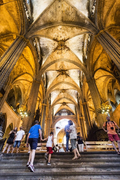 Europa Spanien Katalonien Barcelona Barri Gotic Gotisches Viertel Altstadt gotische Kathedrale romanische Kapelle 1298 Kirchenschiff