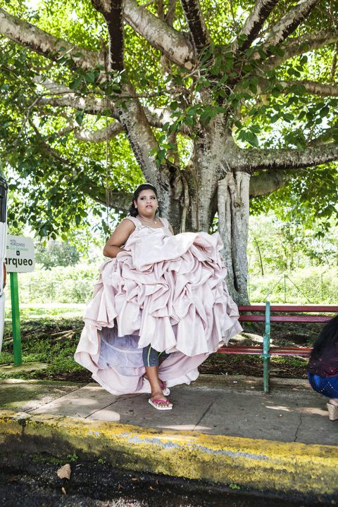 Antillen, Karibik, Cuba, Kuba, Republica de Cuba, Sozialismus, Hotel Los Jazmines bei Vinales, Westkuba, Maedchen feiert Ihren15 ten Geburtstag und wird in huebschen Kleidern fotografiert