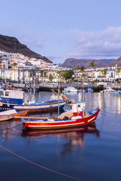 Europa, Spanien, Kanarische Inseln, Canary Island, Gran Canaria, Puerto de Mogán, Felsenkueste, Fischerboote im Hafen
