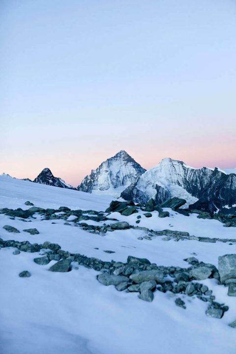 Europa, Schweiz, Wallis, Auf und Ab - Stieg mit Steigeisen, in der Seilschft, Gletscherspalten, Bishorn Besteigung 4153 meter, von der Huette , Abendessen und Übernachtung in der Cabane de Tracuit, Der Turtmanngletscher ist ein Talgletscher in den Walliser Alpen, im Kanton Wallis, Schweiz. Er hat eine Länge von 5.3 km, ist im oberen Teil bis 1.5 km breit und bedeckt eine Fläche von ungefähr 7.5 km².Seinen Ausgangspunkt nimmt der Turtmanngletscher an der Nordwestflanke des Bishorns auf rund 4150 m ü. M. Zunächst fliesst der Gletscher nach Nordwesten, wobei er auf seiner nordöstlichen Seite durch den Grat des Stierbergs (3507 m ü. M.) vom parallel verlaufenden Brunegggletscher getrennt ist. Auf der Höhe des Stierbergs wendet sich der Turtmanngletscher nach Norden und wird im Westen von den Diablons (3592 m ü. M.) flankiert. Im unteren Bereich ist der Eisstrom noch rund 600 m breit. Hier mündet von Osten ein Teil des Brunegggletschers in den Turtmanngletscher. Die Gletscherzunge endet derzeit auf etwa 2240 m ü. M. und entwässert in die Turtmänna, welche durch das Turtmanntal zur Rhône fliesst.In seinem Hochstadium während der Kleinen Eiszeit um die Mitte des 19. Jahrhunderts reichte der Turtmanngletscher noch rund 1 km weiter talabwärts und hatte auch eine kurze Zunge über den Col de Tracuit ins Einzugsgebiet des Val d'Anniviers oberhalb von Zinal. Als einer der wenigen Gletscher in den Schweizer Alpen wies der Turtmanngletscher zwischen 1980 und 2000 insgesamt eine positive Längenänderung auf. Seither zieht er sich jedoch rapide zurück.Auf einer Höhe von 3256 m ü. M. am westlichen Gletscherrand an der Kante gegen das Val d'Anniviers steht die Cabane de Tracuit, eine Hütte des Schweizer Alpenclubs SAC. Sie dient als Ausgangspunkt für die Besteigung des Bishorns sowie des Weisshorns.