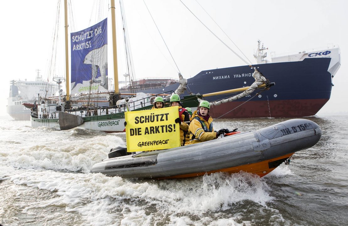 Europa; Deutschland; Hamburg, Hamburger Hafen, Elbe, Schlauchboote, der Oeltanker Mikhail Ulyanov, der für den russischen Energiekonzern Öl aus der Arktis transportiert, lag zur Reparatur in Hamburg. Nun ist er auf dem Weg in die Arktis, Stoppt Gazprom – Schuetzt die Arktis“ steht auf einem Banner, das die Greenpeace-Aktivisten mit Magneten an das Gazprom-Schiff geheftet haben,