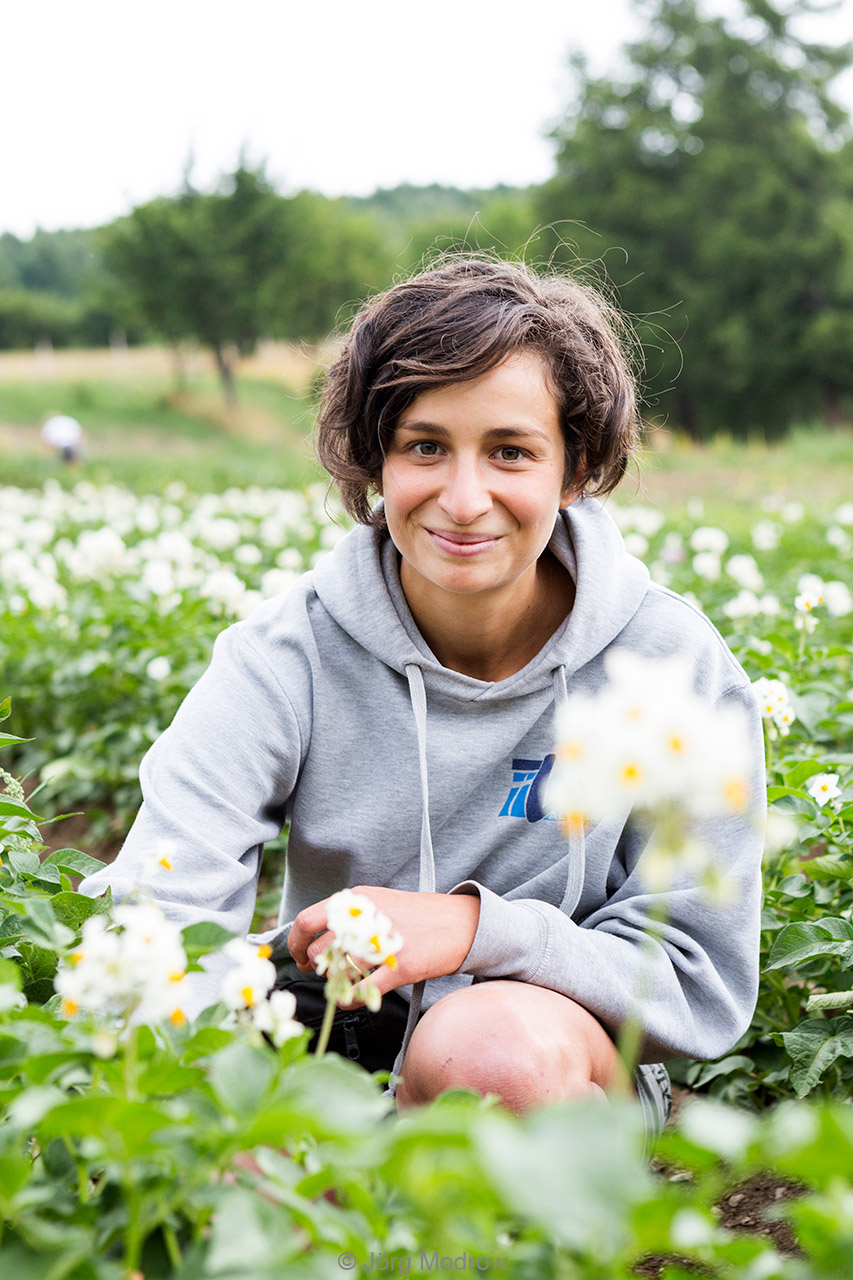 Business Portrait Fotografie – Frau arbeitet in der Biolandwirtschaft – Piemont – Onserone Tal