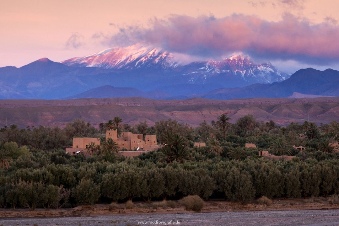 Koenigreich Marokko, Ebene zwischen dem Hohen Atlas Gebirge und Anti Atlas, Dades Valley, bei Skoura, Blick vom  Kashbah Hotel, Ksar Elkab Baba,